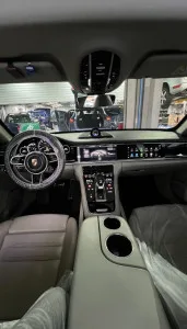 Detalhe da instalação da Central Multimídia Octacore para Porsche Panamera