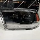 Faróis Dianteiros Dodge Ram 2500 2012 a 2018 detalhando a lente em acrílico